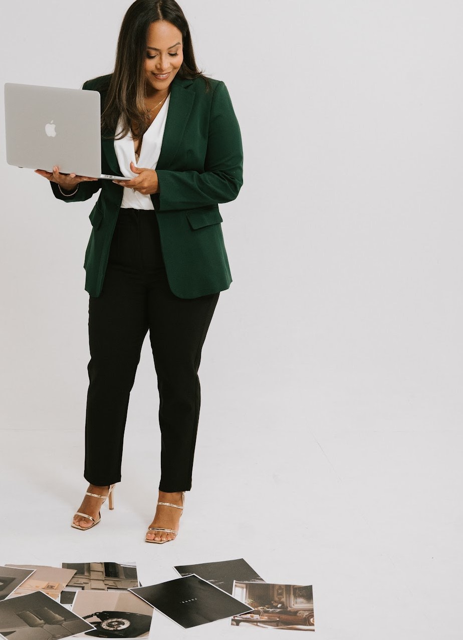 Jasmine Vazquez holding her laptop